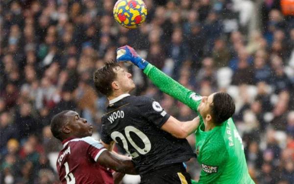 Antara aksi menarik perlawanan West Ham menentang Newcastle United di London. - Foto Premier League
