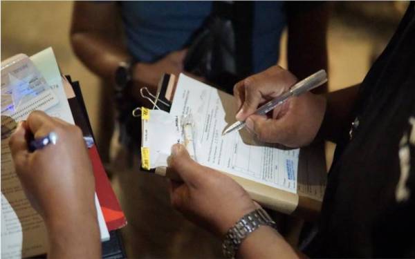 Anggota penguat kuasa mengeluarkan kompaun kepada individu terbabit dalam operasi penguatkuasaan tersebut.