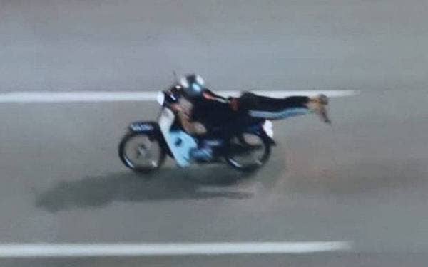 Empat 'superman' ditahan kerana menunggang secara berbahaya dan bersaing.