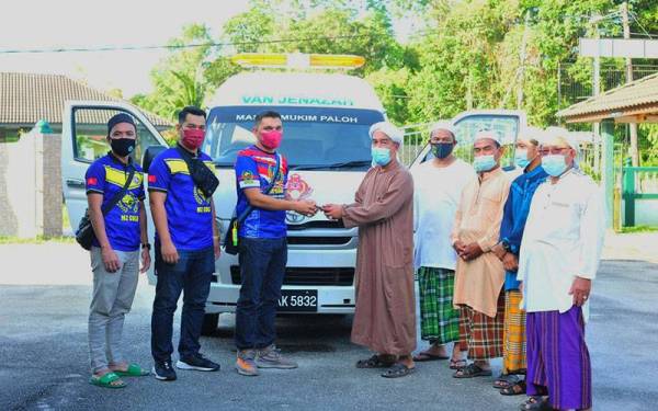 Muhamad (lima dari kanan) mewakili Masjid Mukim Paloh, Tumpat menerima sumbangan van jenazah disampaikan oleh Murtadhatumizi (tiga dari kiri) mewakili Kasih Mz Gold.