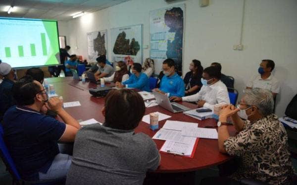 Mansor (kanan) mengadakan sesi dialog dengan wakil penduduk, SPAN dan PBAPP bagi mencari penyelesaian masalah bekalan air di 14 penempatan sekitar Nibong Tebal pada Ahad.