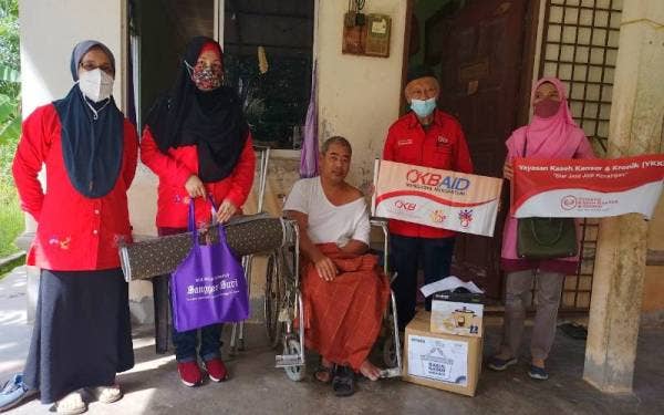 Mohd Nasrom ketika menerima kunjungan dan sumbangan daripada POKB di Kampung Jintan, Chetok, Pasir Mas.