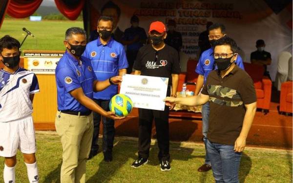 Ti Lian Ker (kanan) ketika hadir merasmikan Akademi Tunas Raub di Kompleks Tunas Muda Raub pada Ahad. - Foto NFDP