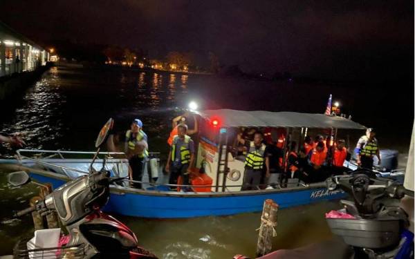 Lapan pemancing berjaya diselamatkan selepas bot mereka karam di kawasan beting berhampiran Pulau Seri Buat dan Pulau Tasu di Mersing, pada malam Sabtu.