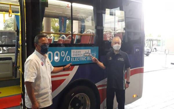 Ka Siong (kanan) dan Hasni meninjau keadaan bas elektrik selepas Majlis Perasmian Program Transformasi Perkhidmatan Bas Henti-henti (SBST) Johor Bahru di Renaissance Hotel, Johor Bahru pada Ahad.