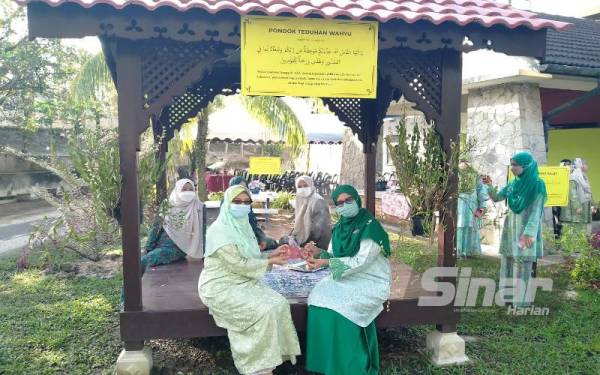 Haniliza (kanan) bersama guru dan pentadbir sekolah pada majlis pelancaran Quranic Valley Afzan, Jumaat lalu.