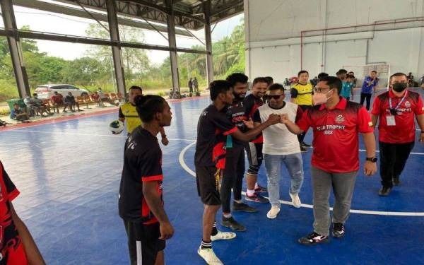 Ahmad Faizal (kanan) ketika hadir menyaksikan Kejohanan Bola Sepak Peja Trophy 2022 Peringkat DUN Chenderiang di Kompleks Sukan Batang Padang di sini pada Ahad.