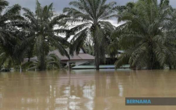 Sebanyak 30 buah rumah di Kampung Long Pasia, dekat Sipitang dilanda banjir kilat pada Ahad.