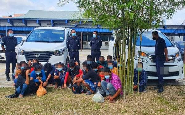 Dua lelaki tempatan dicekup semasa membawa 24 PATI menggunakan MPV mewah secara berasingan di jalan Kampung Batu 4, Tanah Merah pada Ahad.