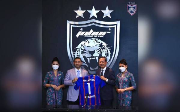Tunku Ismail (dua dari kiri) bersama Ketua Pegawai Eksekutif Malaysia Airlines, Kapten Izham Ismail pada majlis MoU penajaan ke atas kelab JDT oleh MAB. - Foto Ihsan Johor Southern Tigers