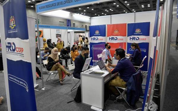 Pelbagai aktiviti termasuk kaunseling kerjaya, sesi temu duga bersama majikan serta bantuan pendaftaran Portal Pekerjaan Nasional iaitu MYFutureJobs disediakan kepada orang ramai yang menghadiri Karnival Kerjaya JaminKerja Keluarga Malaysia 2022 di Pusat Konvensyen Kuala Lumpur pada Sabtu.