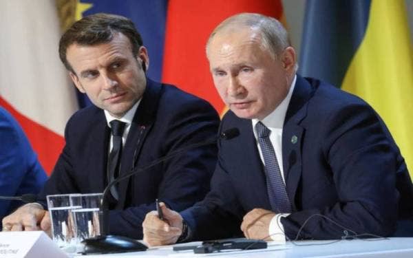 Macron (kiri) dan Putin bersetuju untuk meneruskan semula tindakan mengikut rangka kerja format Normandy berdasarkan pertukaran dan cadangan oleh Ukraine beberapa hari lalu. -Foto: Reuters