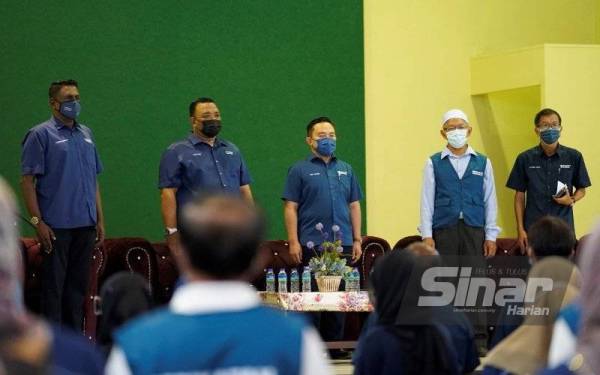 Wan Saiful (tengah) hadir dalam program Jelajah Penerangan Isu Semasa di Felda Taib Andak, Kulai, pada malam Ahad.