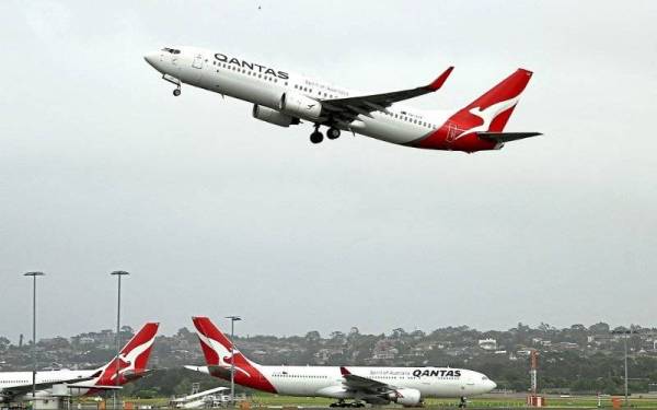 Australia membuka semula sempadan antarabangsanya kepada pelancong asing melalui lapangan terbang di Sydney pada pagi Isnin. - Foto AFP