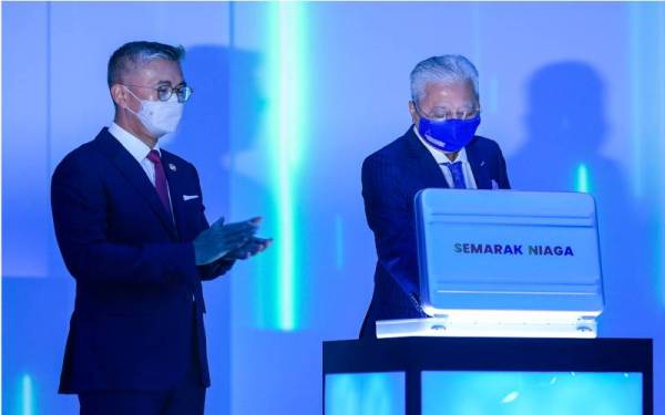 Ismail Sabri (kanan) bersama Tengku Zafrul (kiri) ketika melancarkan Program Semarak Niaga Keluarga Malaysia pada Isnin. Foto Bernama