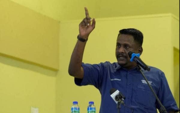 Gobi Krishnan semasa berucap dalam program Jelajah Penerangan Isu Semasa di Felda Taib Andak, Kulai pada malam Ahad.