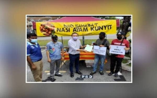 Sze Han (tengah) semasa menyerahkan lesen sementara kepada 120 peniaga di Taman Puncak Jalil, Seri Kembangan pada September tahun lalu.