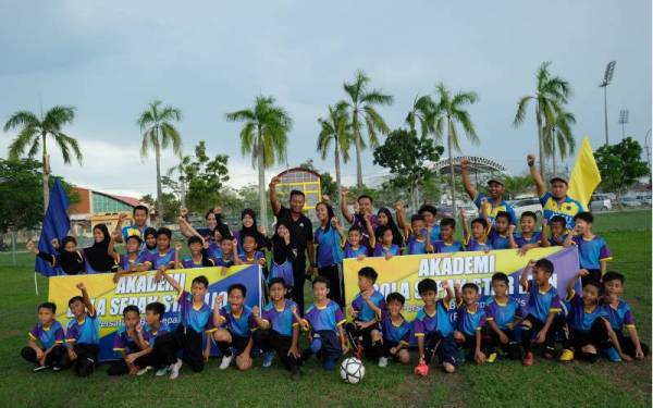 Warga Akademi Bola Sepak Star Lion PFA selepas menjalani latihan bola sepak di Kompleks Sukan Tuanku Syed Putra Kangar pada Ahad.