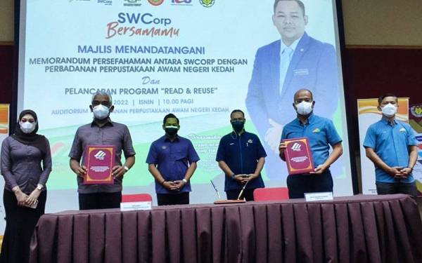 Mohd Firdaus (tiga kiri) menyaksikan Majlis Memorandum Persefahaman (MoU) Antara Perbadanan Pengurusan Sisa Pepejal dan Pembersihan Awam (SWCorp) Dengan Perbadanan Perpustakaan Awam Negeri Kedah pada Isnin.