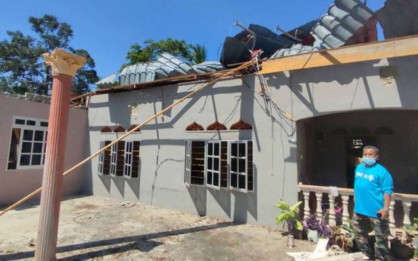Keadaan bumbung rumah Hassan Napiah dan isterinya Timah Bakar di Kampung Nai Teh, di sini, yang rosak akibat dilanda ribut dalam kejadian pada petang Ahad.