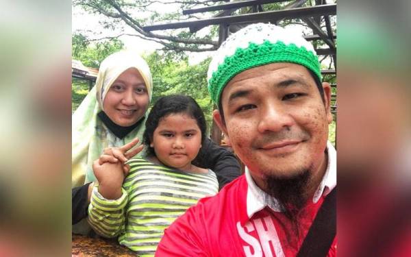 Jaznul (kanan) dan isterinya, Nurul Misya sedang mengesan bapa kandung Nur Hanna Aisyah.