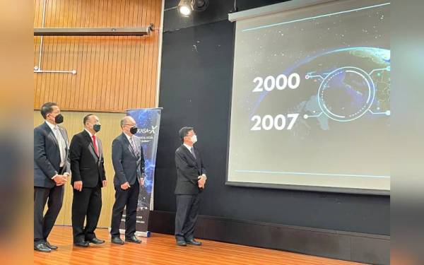 Kon Yeow (kanan) di Majlis Menandatangani Memorandum Persefahaman (MoU) antara Angkasa-X dengan E&E Manufacturing Partners di Komtar pada Isnin.