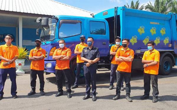 Seramai 10 petugas MBSP terlibat mencari barangan kemas milik Rohaya yang dibuang secara tidak sengaja bersama-sama sampah.