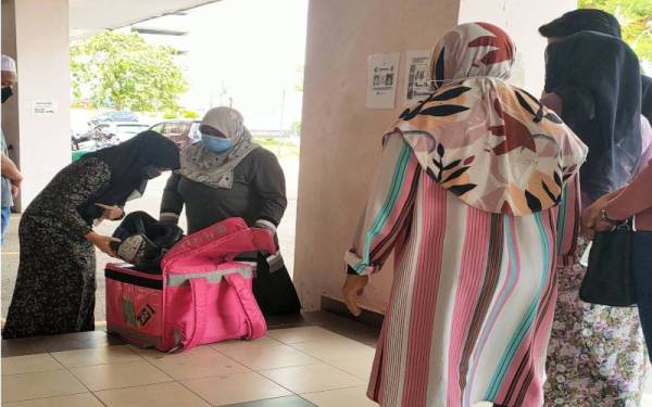 Jannatul Nur Afiqah melihat barang-barang milik arwah abangnya.