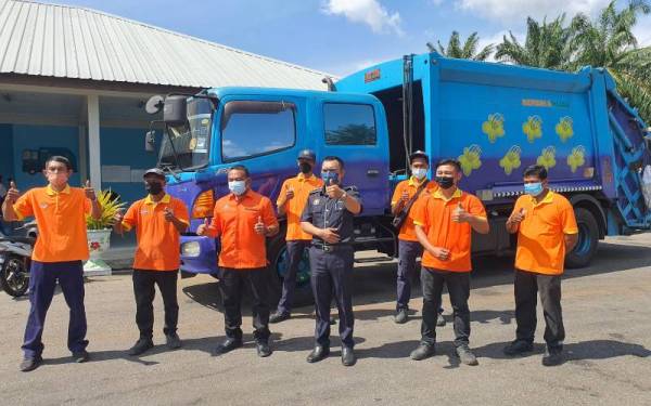 Mohd Razizi bersama petugas Wira Oren yang terlibat mencari barang kemas milik seorang wanita.