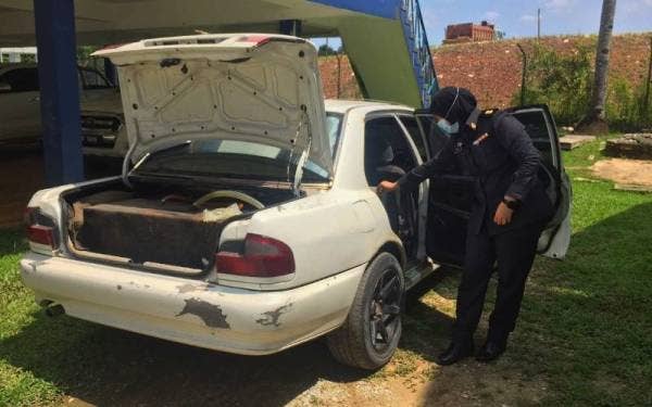 Sebanyak 400 liter minyak petrol yang dianggarkan bernilai RM902 dirampas dalam serbuan pertama di Kampung Simpangan, Tumpat.