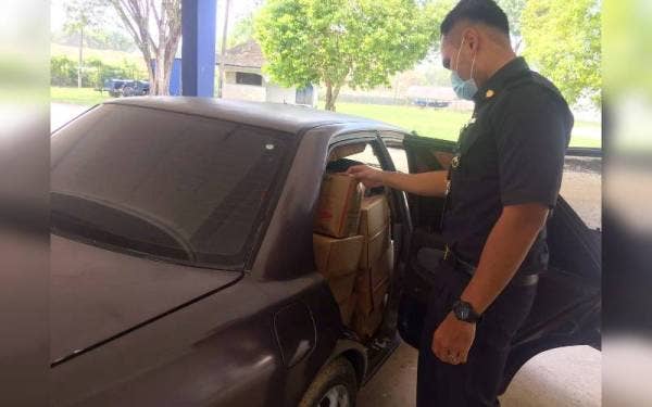 Dalam serbuan kedua sebuah kereta jenis Proton Wira berjaya ditahan di Kampung Bunohan dan telah menjumpai 799 kilogram (kg) minyak masak peket bernilai RM1,997.50.