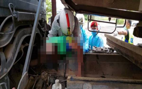 Mangsa maut akibat dihempap gerabak lori 10 tan dalam kejadian di kawasan lapang di Jalan Bundusan, Penampang pada Isnin.