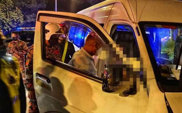 Pihak bomba mengeluarkan mangsa yang tersepit dalam van tersebut. - Foto ihsan JBPM