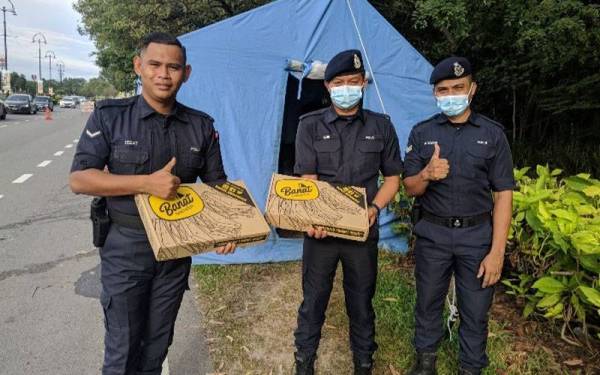 Sewaktu PKP, pelanggannya menempah Banat Sandwich kepada barisan harapan.