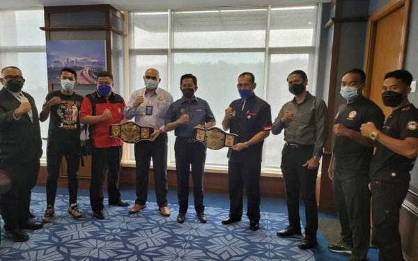 Timbalan Menteri Wilayah Persekutuan, Datuk Seri Jalaluddin Alias (lima dari kiri) bersama Rosli (empat dari kanan) memegang salah satu tali pinggang Superfight yang menjadi rebutan pada Kejohanan Kuda Merah Muay Thai KWP dan DBKL.