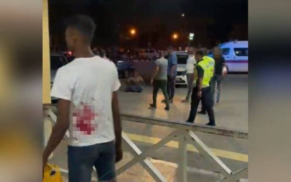 Tangkap layar video tular kekecohan yang berlaku di pekarangan Jabatan Kecemasan HRPB Ipoh malam Sabtu lepas.
