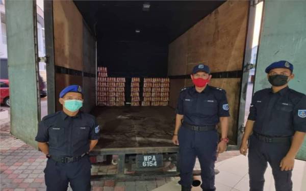 PPM Pelabuhan Klang menumpaskan kegiatan pengedaran minuman keras tidak bercukai dalam serbuan di Taman Klang Jaya, Klang pada Isnin.