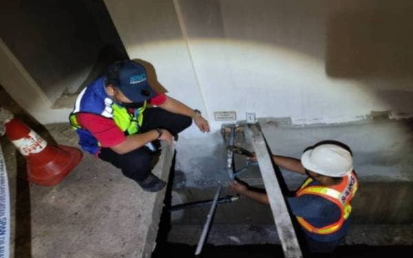 Sebuah premis di tapak pembinaan yang disyaki melakukan penyambungan air secara haram. - Foto ihsan Sains