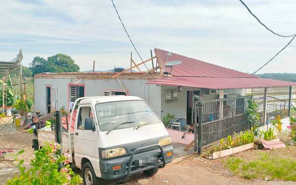 Keadaan bumbung rumah kakak Shahrudin yang turut mengalami kerosakan selepas dilanda ribut.