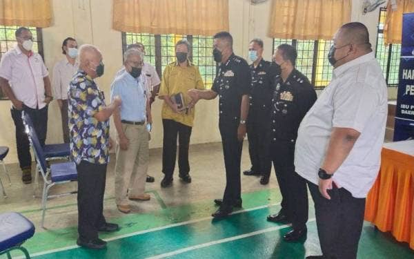 Wan Mohd Zahari (depan tiga dari kanan) beramah mesra dengan penduduk Felda Lepar Hilir 2 pada Program Hari Bertemu Pelanggan IPD Kuantan di tanah rancangan Felda itu pada Selasa.