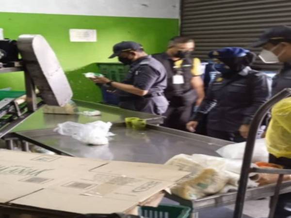 Pegawai penguat kuasa serbu sebuah premis di Taman Industri Ringan, Seremban.
( Foto KPDNHEP )