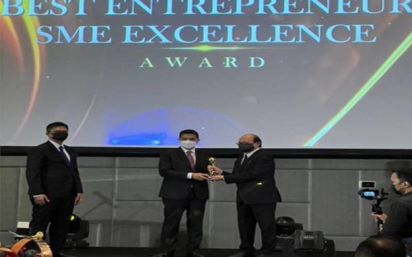 Mohamed Azmin menyampaikan anugerah kepada Omnimal Sdn Bhd semasa Majlis WHEA 2021.