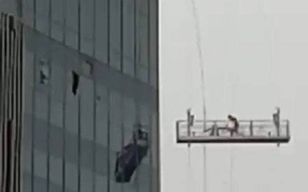 Rakaman gondola yang dinaiki beberapa pekerja penyelenggaraan terhayun kuat akibat angin kencang tular di media sosial.