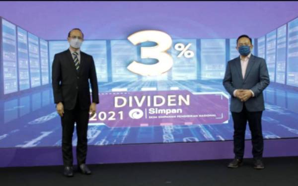 Wan Saiful (kanan) mengumumkan pemberian dividen Simpan SSPN 2021 sebanyak tiga peratus sambil diiringi Ahmad Dasuki pada majlis yang diadakan di Menara PTPTN, Kuala Lumpur pada Selasa.
