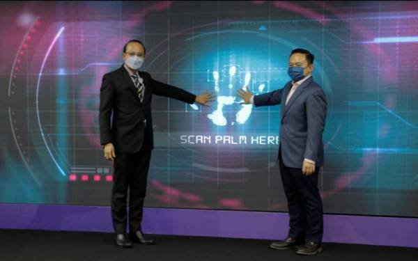 Gimik pengumuman dividen Simpan SSPN 2021 dan Pelancaran Kempen Ganjaran Kesetiaan Simpan SSPN Prime 2022 disempurnakan Wan Saiful (kanan) dan Ahmad Dasuki (kiri) dengan menyentuh pada skrin paparan yang disediakan.