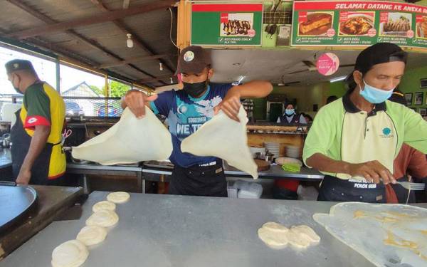 Muhammad Muiz mula belajar menebar roti canai menggunakan baju dan tuala terlebih dahulu sebelum mahir.