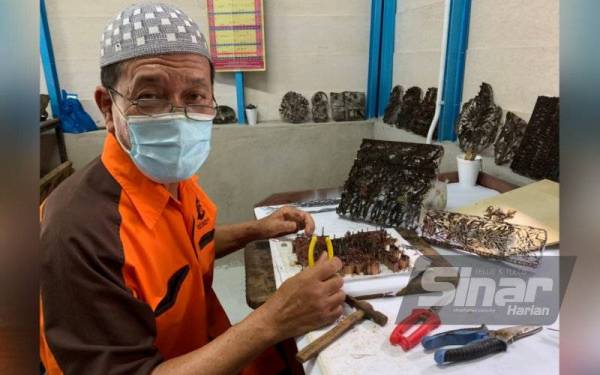 Zakaria sedang menyiapkan blok batik ketika ditemui di bengkelnya, di sini.