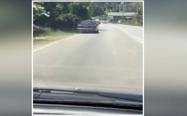 Tangkap layar rakaman video yang tular menunjukkan sebuah kereta dipandu dalam keadaan terhuyung-hayang sebelum melanggar tiang elektrik.