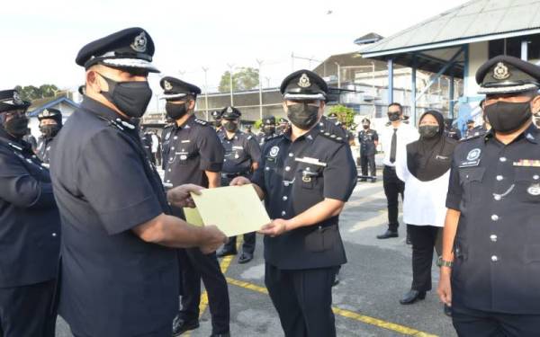 Mior Faridalathrash (kiri) menyampaikan sijil penghargaan kepada warga Kontinjen Perak yang menunjukkan prestasi cemerlang sempena Perhimpunan Bulanan Ketua Polis Perak pada Rabu.