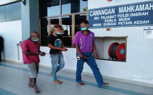Dua suspek (dari kanan) dibawa ke Cawangan Mahkamah Ibu Pejabat Polis Daerah Kuala Muda pada Rabu untuk permohonan reman.